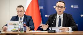 Minister infrastruktury Dariusz Klimczak oraz wiceminister Paweł Gancarz w trakcie rozmowy z europejską komisarz ds. transportu Adiną Vălean