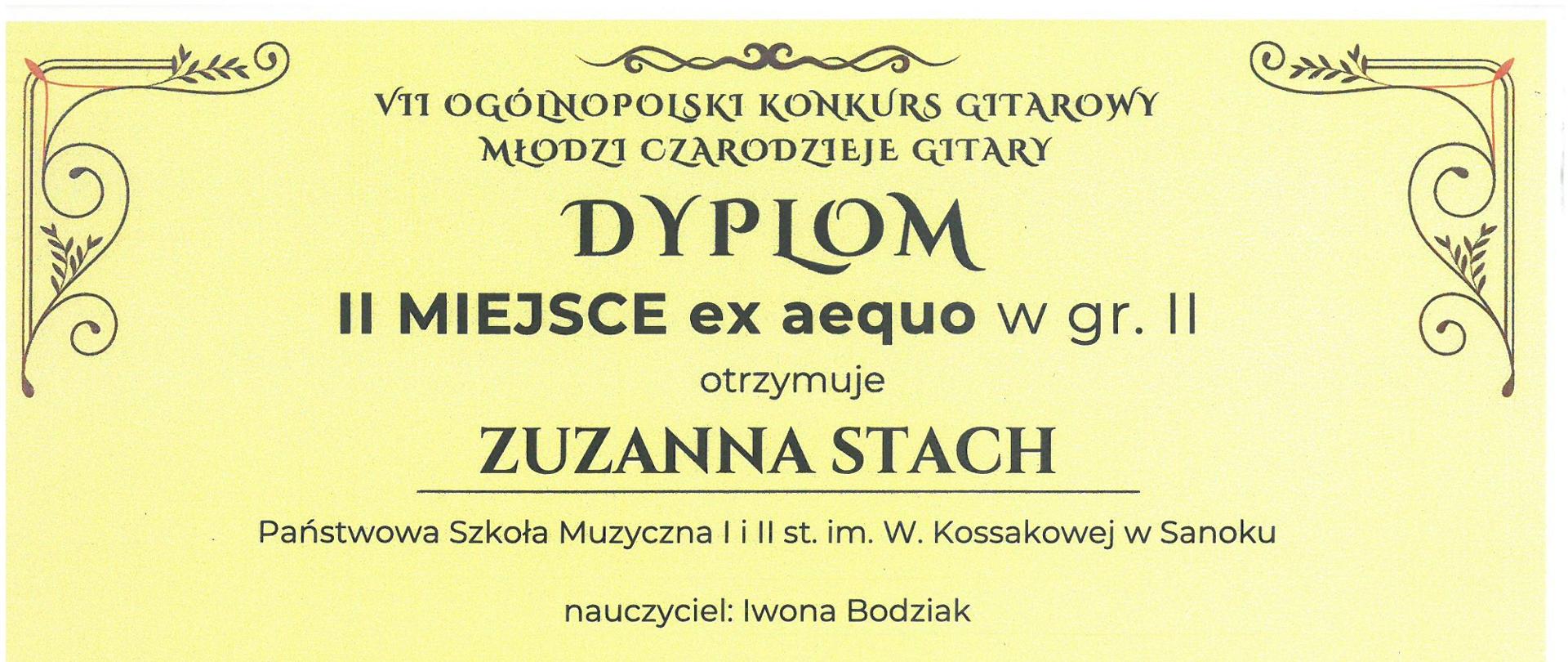 Dyplom za 2 miejsce Zuzanny Stach w VII Ogólnopolskim Konkursie Gitarowym Młodzi Czarodzieje Gitary w Dobczycach. Żółte tło, czarnre litery, na środku logo konkursu (czarodziej z gitarą). W rogach czarne ozdobniki z liści.