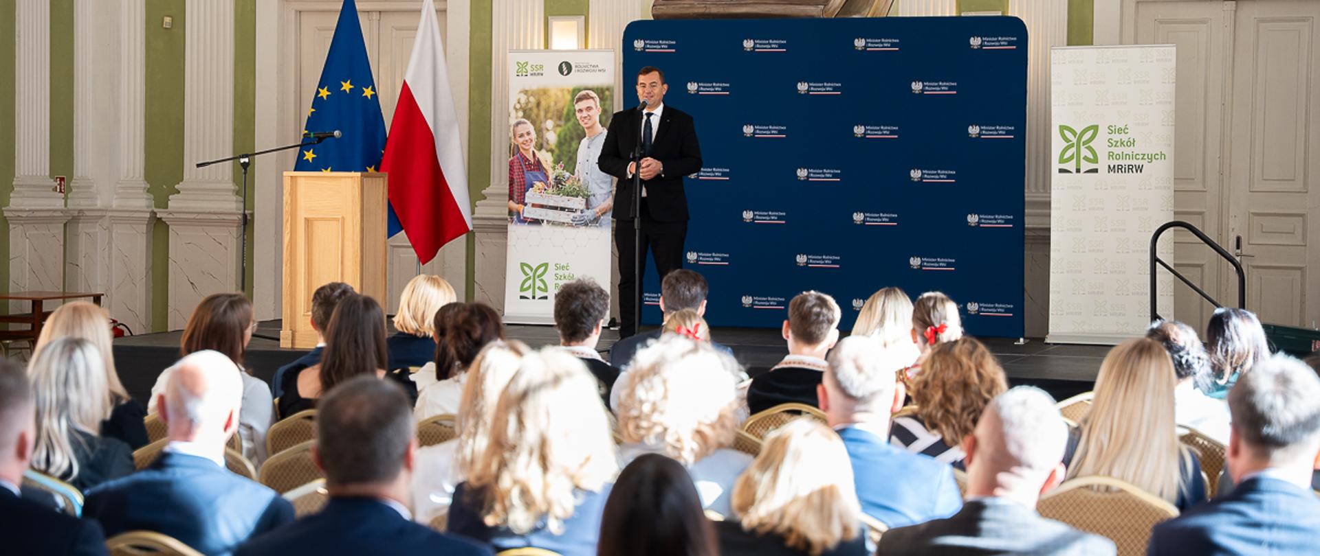 Kolejni nauczyciele szkół rolniczych z awansami i odznaczeniami