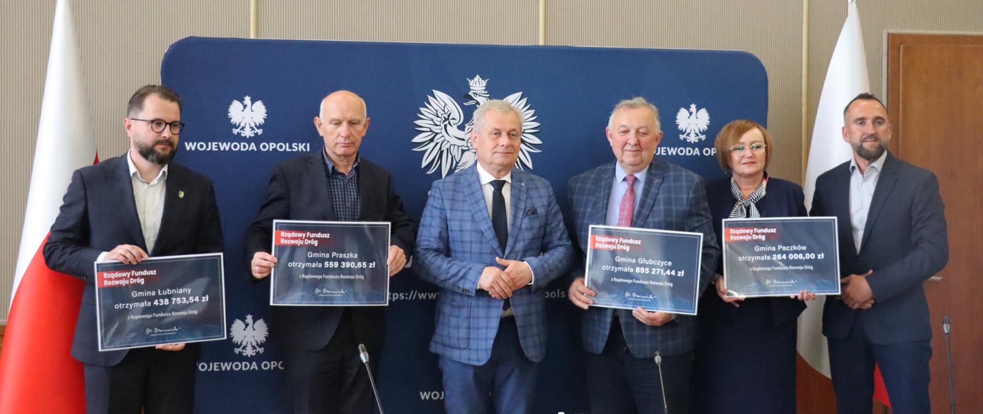 Wojewoda oraz przedstawiciele gmin wraz z czekami 