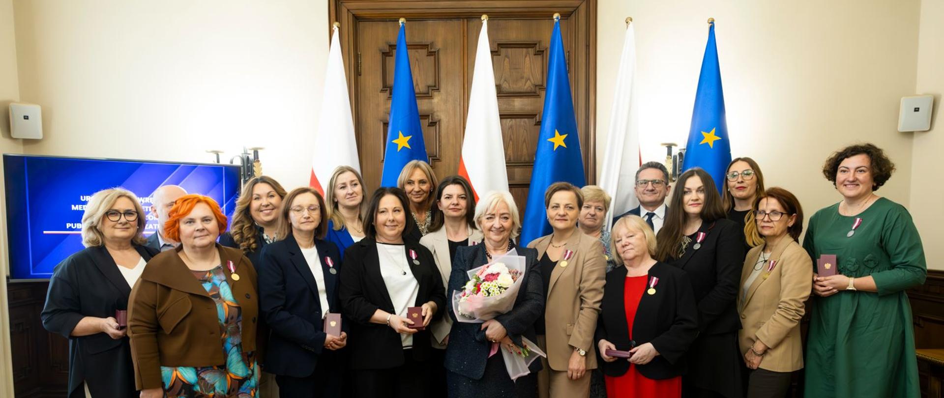 Wojewoda łódzki Dorota Ryl z odznaczonymi pracownikami służb zatrudnienia w województwie łódzkim. 