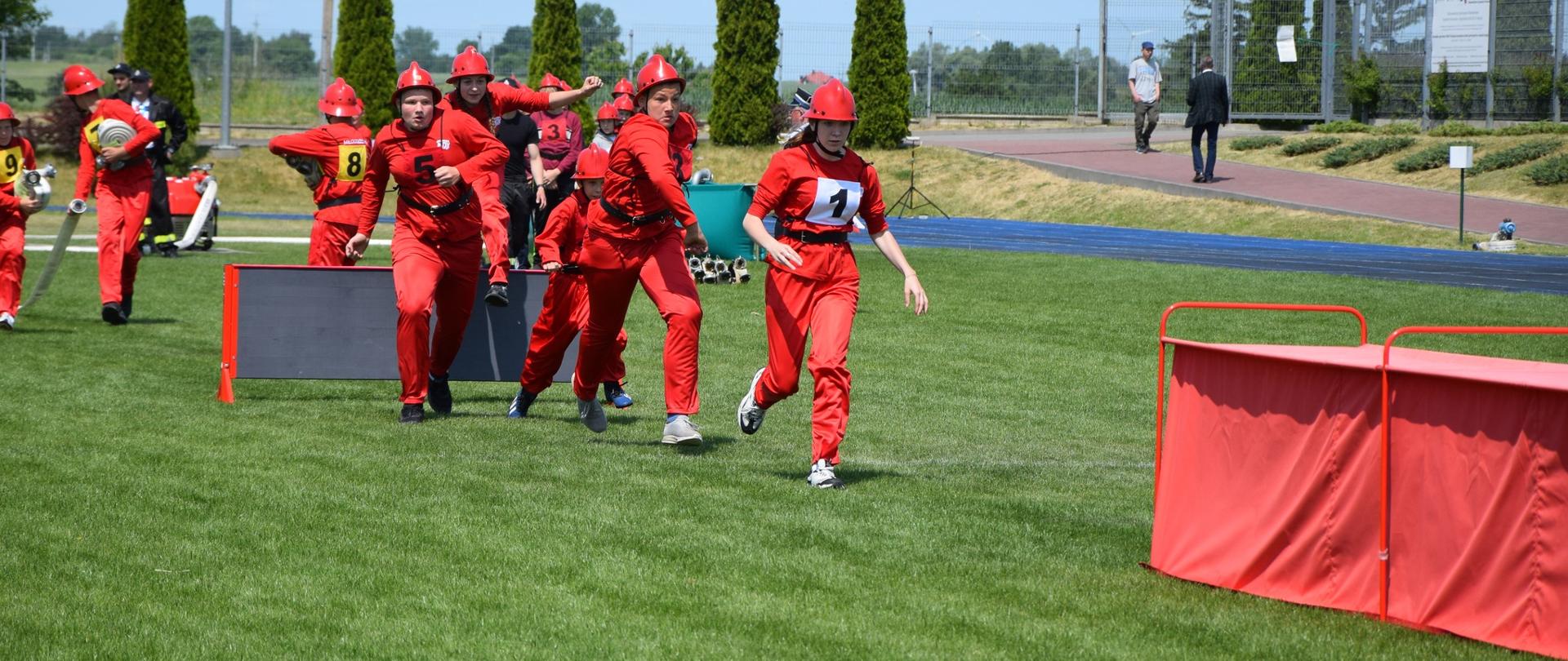 Członkowie Młodzieżowej Drużyny Pożarniczej podczas rozwinięcia bojowego.