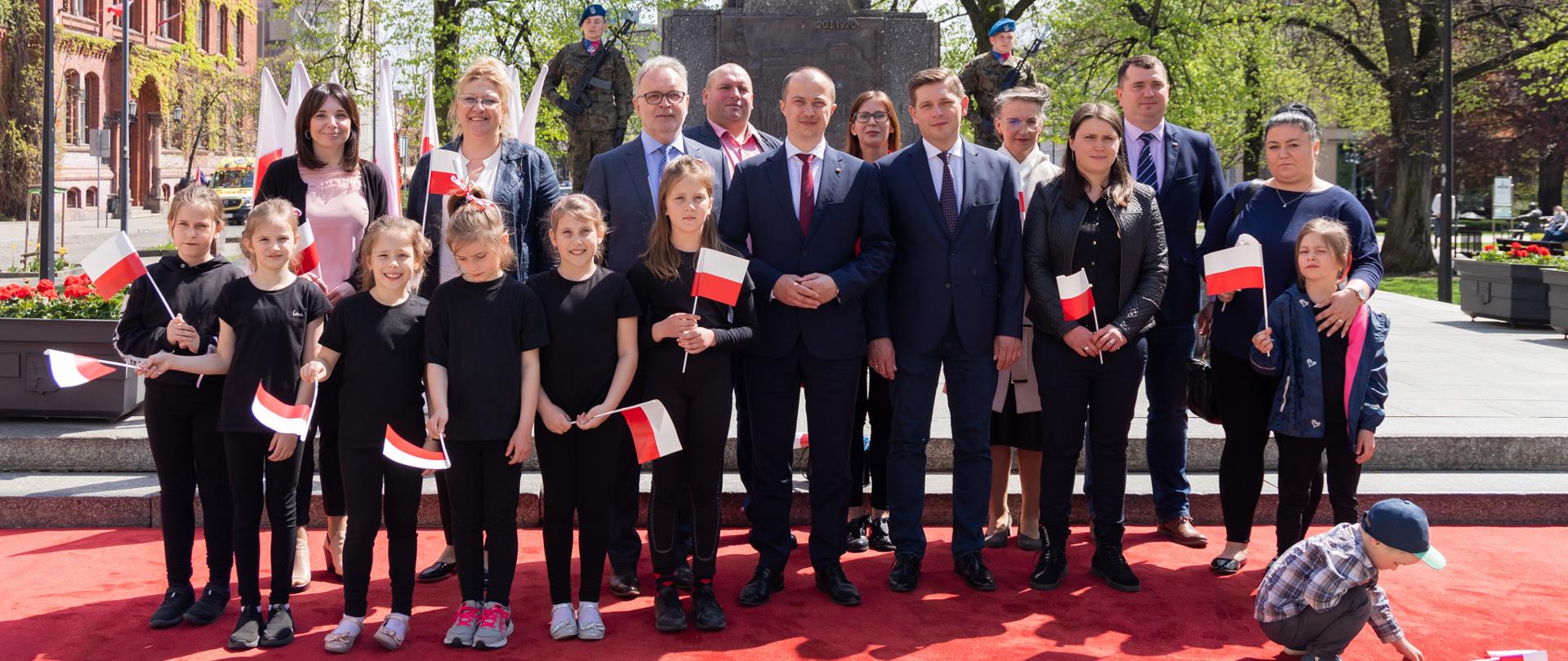 Tłum ludzi stojący na Placu Wolności w Bydgoszczy