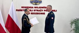 Komendant wojewódzki wręcza akt nominowania dla nowego zastępcy komendanta w Kołobrzegu