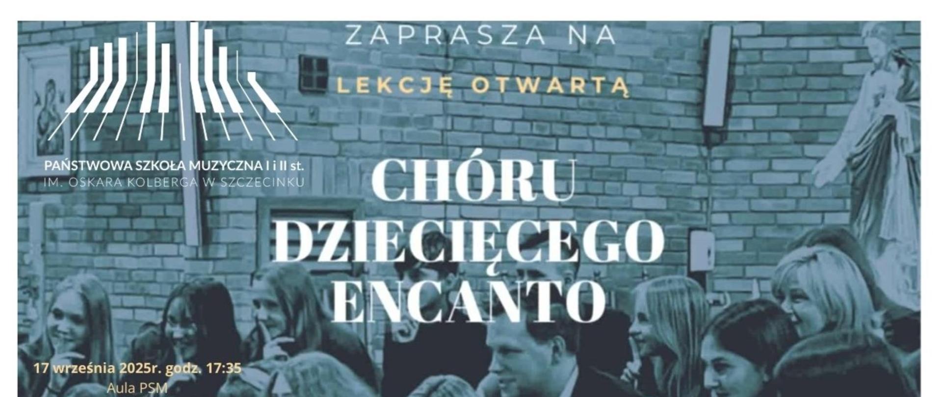 Plakat informacyjny zapraszający na otwartą lekcję chóru dziecięcego „Encanto”. W tle znajduje się zdjęcie grupy uśmiechniętych dzieci i dorosłych na tle ceglanej ściany z figurą. U góry umieszczone jest logo w formie klawiatury fortepianu oraz napis: „Państwowa Szkoła Muzyczna I i II st. im. Oskara Kolberga w Szczecinku zaprasza na lekcję otwartą chóru dziecięcego Encanto”. Na dole widnieje informacja o dacie wydarzenia: „17 września 2025 r., godz. 17:35, Aula PSM”.