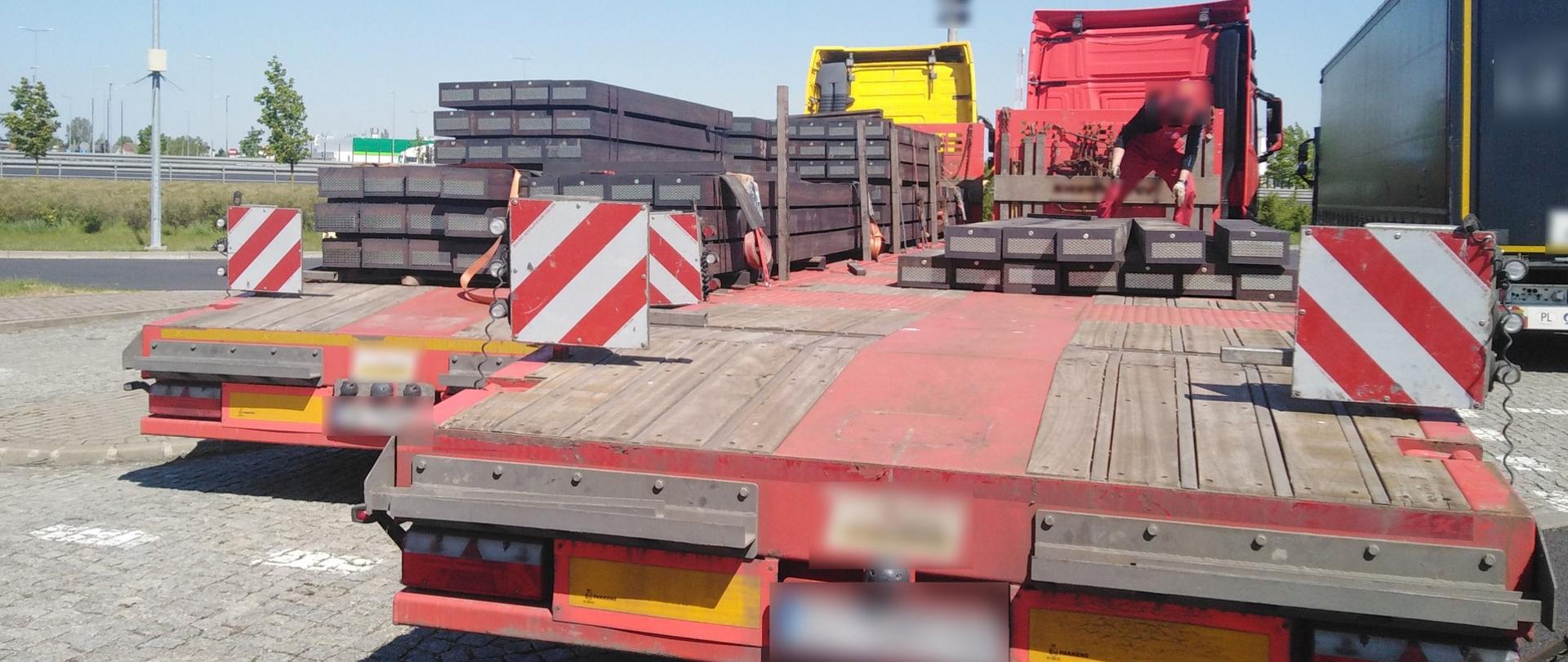 Kierowca otrzymał mandat karny w wysokości 100 zł i musiał przeładować nadmiar ładunku na inny podstawiony zespół pojazdów