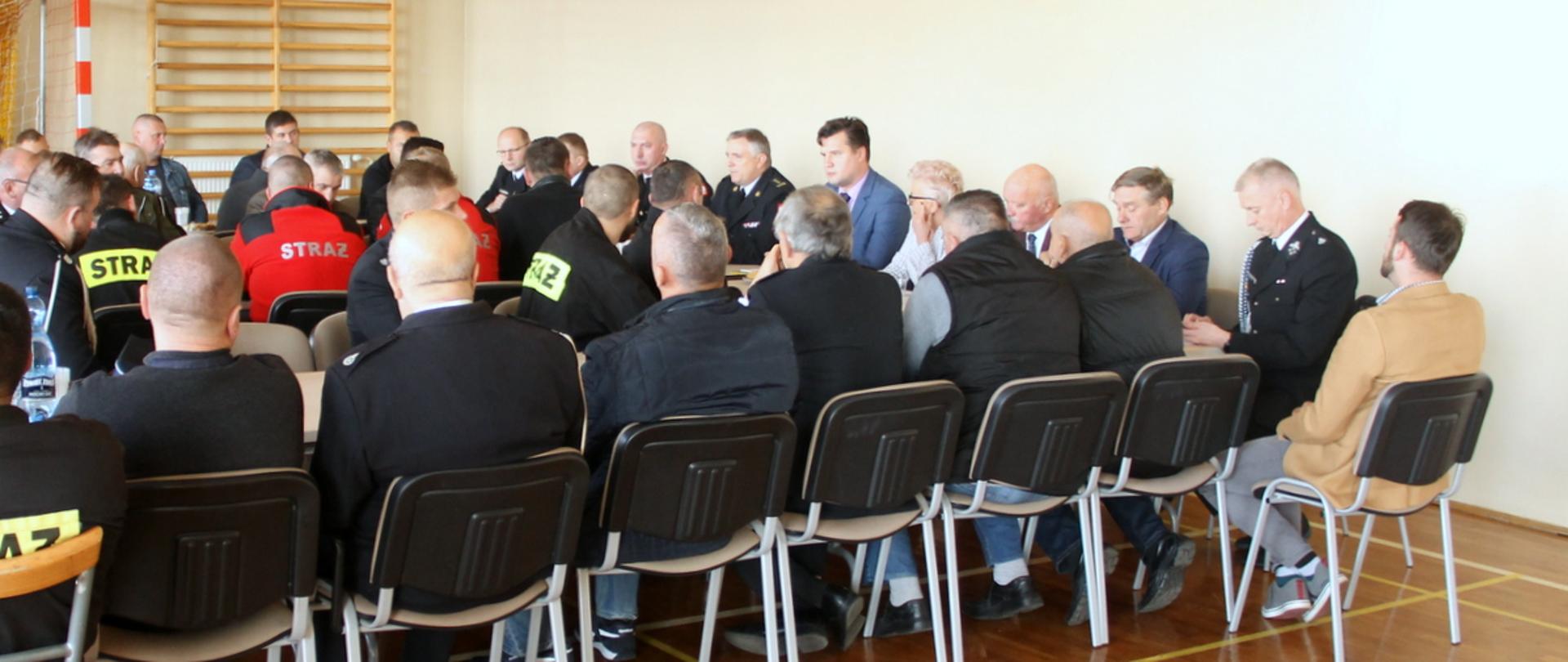 Zdjęcie przedstawia strażaków podczas spotkania