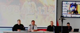 Funkcjonariusze Państwowej Straży Pożarnej oraz koordynator numeru alarmowego 112 otwierają wspólne warsztaty.
