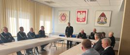 Na sali konferencyjnej zebrani komendanci gminni OSP oraz kierownictwo komendy uczestniczą w obradach. Obecnie przemawia Komendant PSP w Mławie.