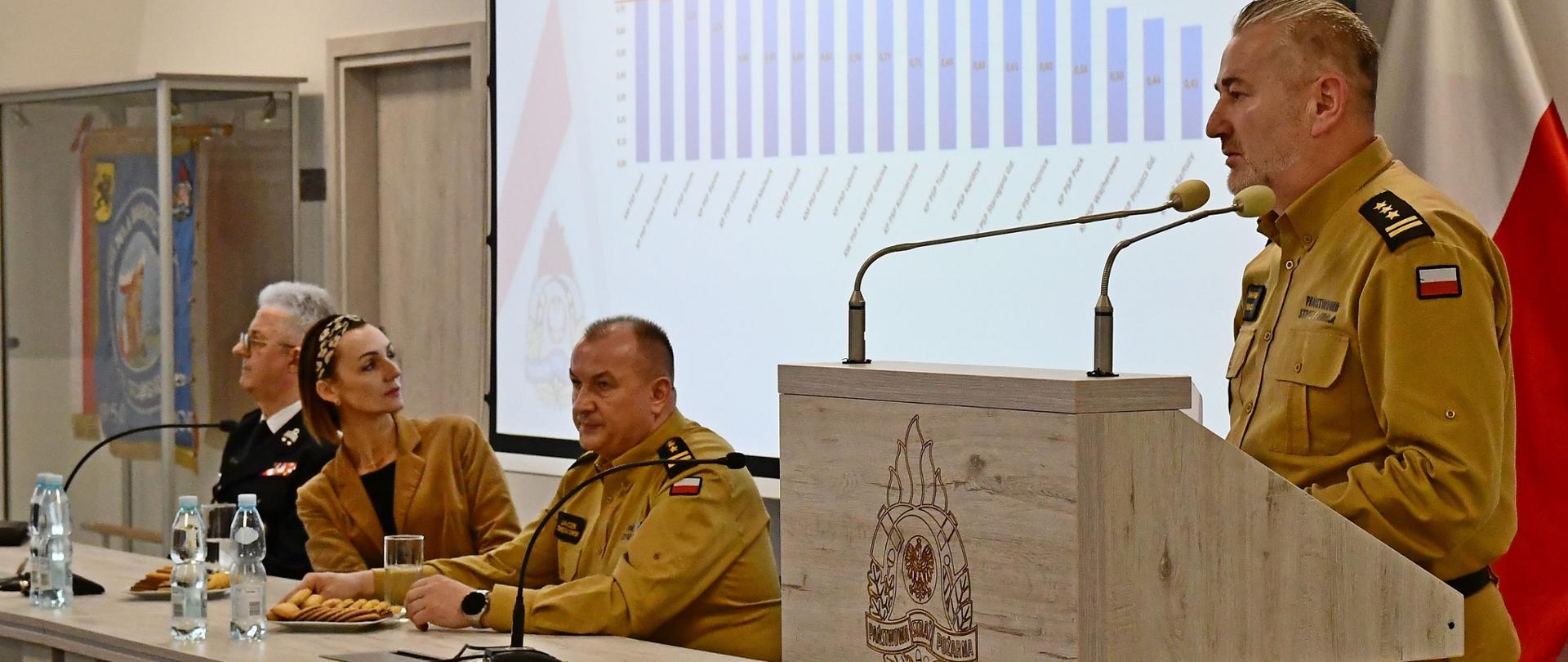 Strażak prezentujący statystyki 