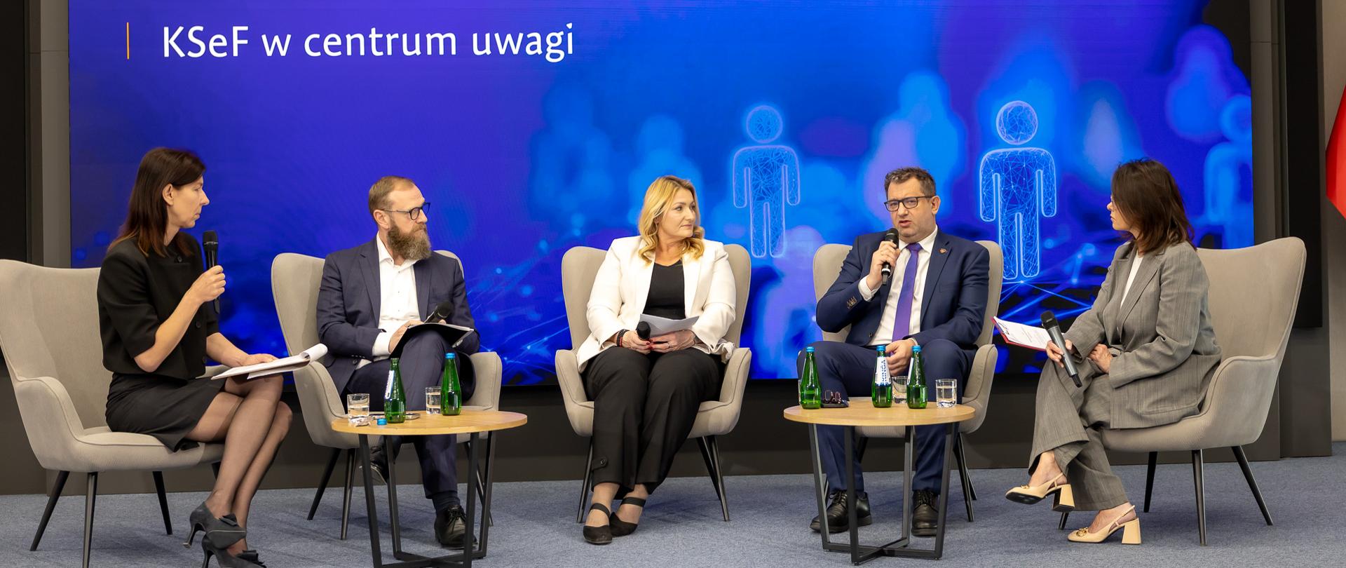 Marcin Łoboda Sekretarz Stanu w Ministerstwie Finansów, szef Krajowej Administracji Skarbowej, prof. ucz. dr hab. Monika Kaczmarek-Śliwińska z Wydziału Dziennikarstwa, Informacji i Bibliologii Uniwersytetu Warszawskiego oraz Adam Marczyński zastępca dyrektora NASK PIB ds. Cyberbezpieczeństwa i Innowacji podczas debaty.