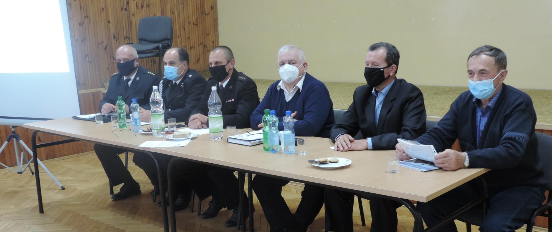 Zdjęcie przedstawia spotkanie konsultacyjne z przedstawicielami OSP z terenu powiatu opatowskiego w sprawie projektu ustawy o Ochotniczej Straży Pożarnej