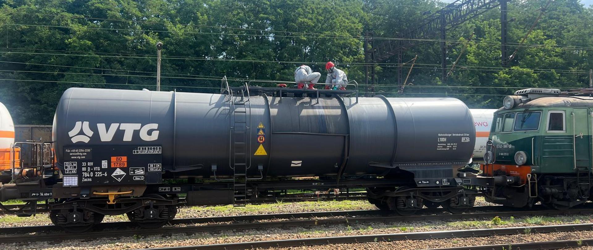 Strażacy prowadzą działania na cysternie 