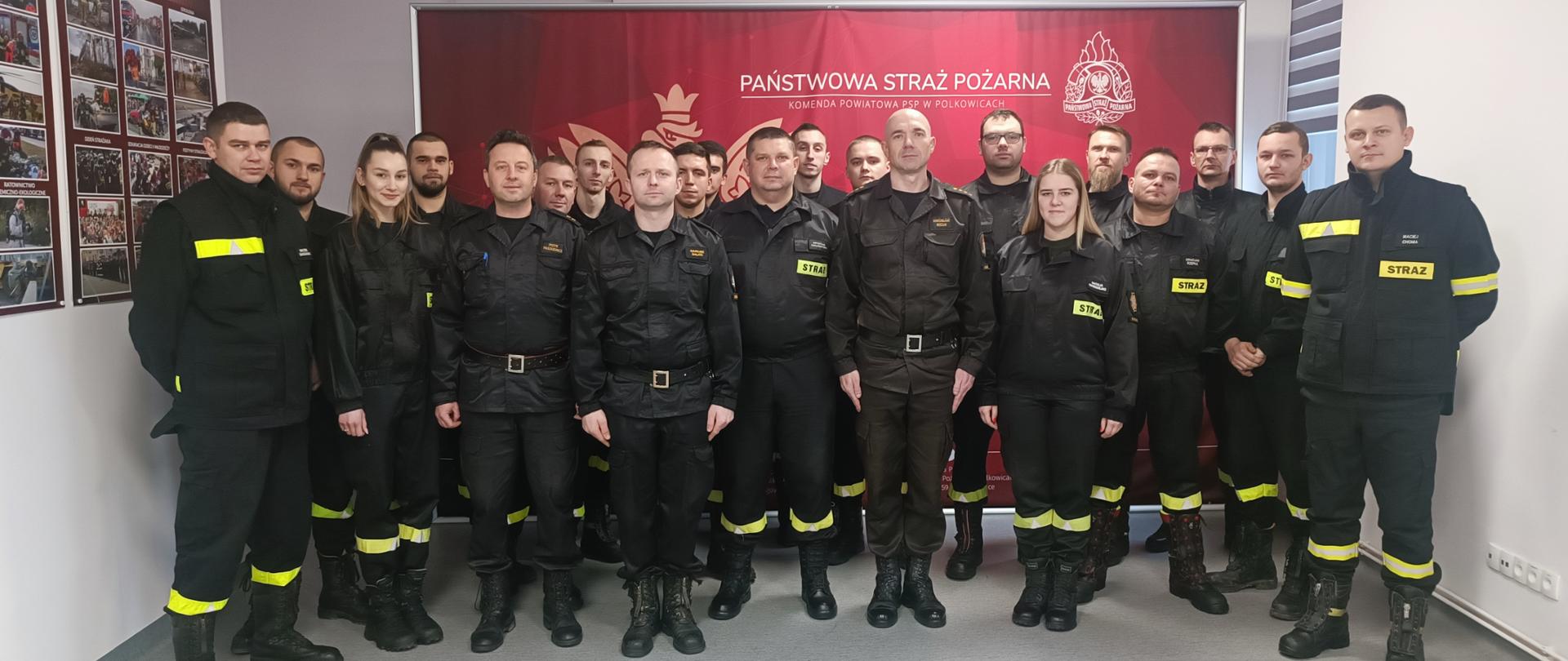 Zdjęcie przedstawia strażaków PSP i OSP, którzy brali udział w Szkoleniu Kierujących Działaniem Ratowniczym dla Strażaków Ratowników Ochotniczych Straży Pożarnych