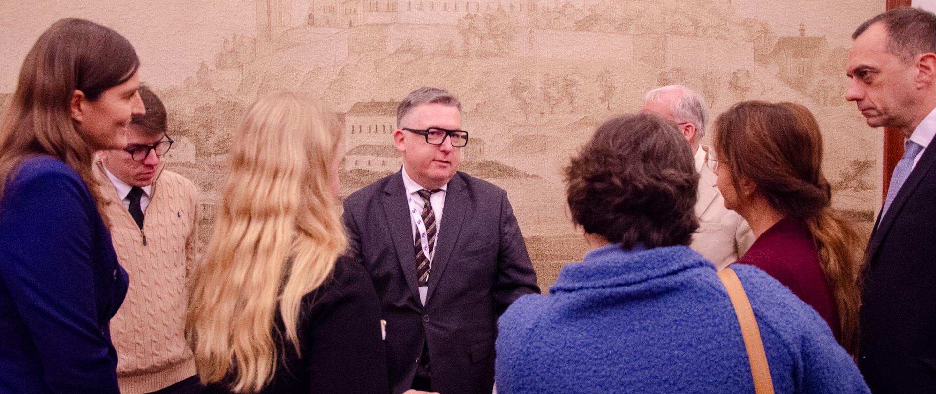 Goście zebrani wokół pierwszego wydania China Illustrata z 1667 roku