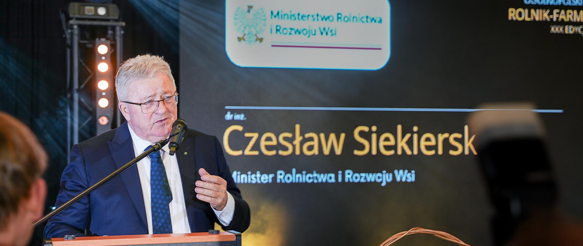 minister Czesław Siekierski przemawiający do mikrofonu