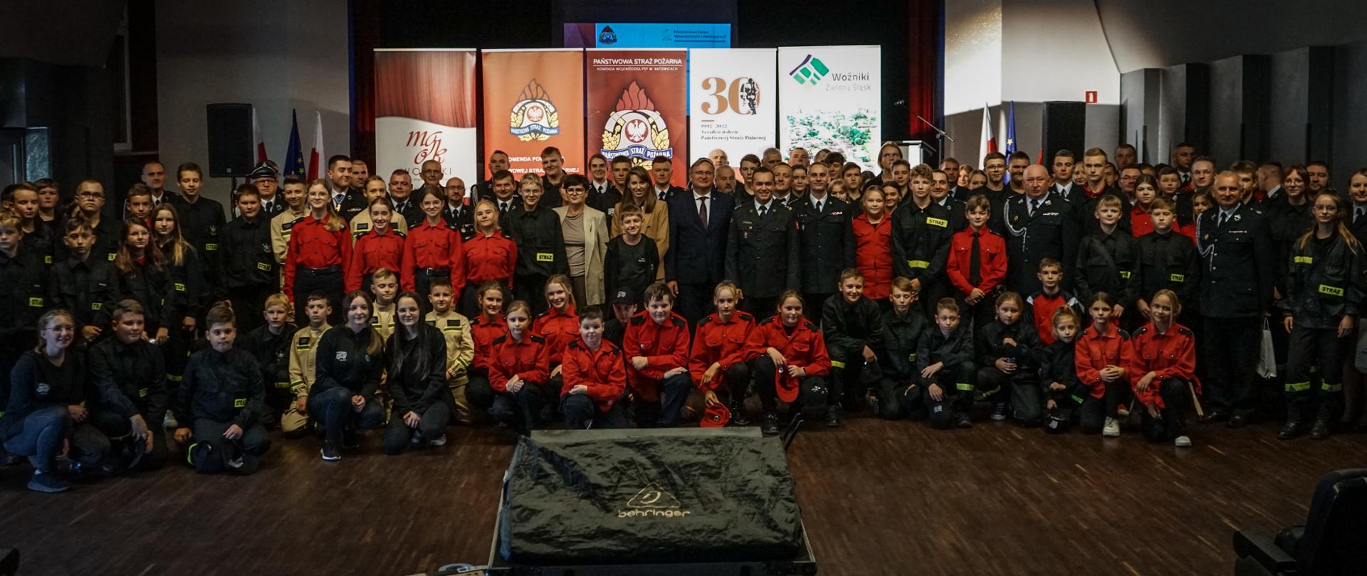 Uroczystość wręczenia promes dla Ochotniczych Straży Pożarnych na zakup sprzętu dla członków Młodzieżowych Drużyn Pożarniczych z terenu powiatu lublinieckiego