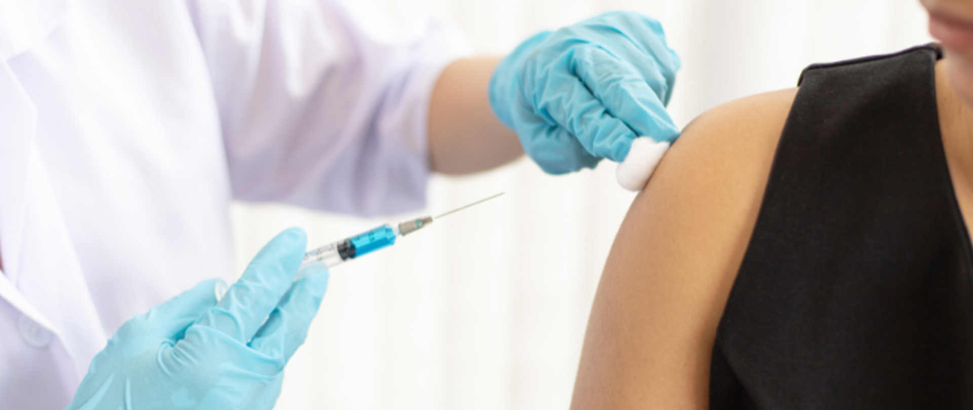 Pracownik medyczny szczepiący pacjenta