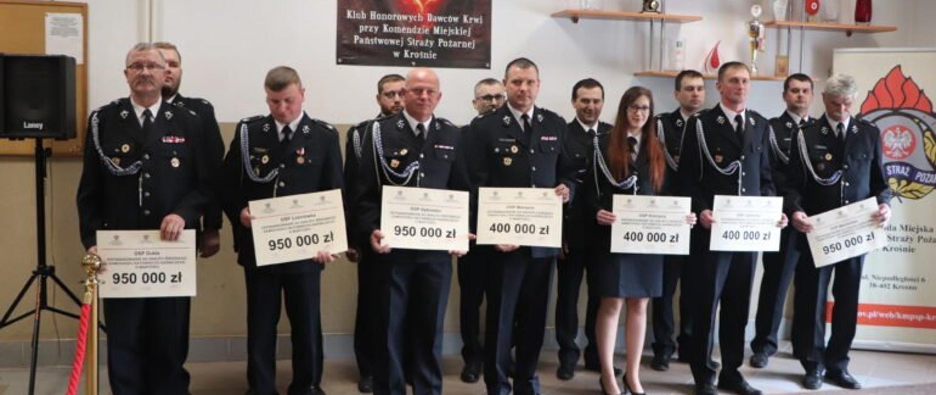 Przedstawiciele jednostek OSP z otrzymanymi promesami