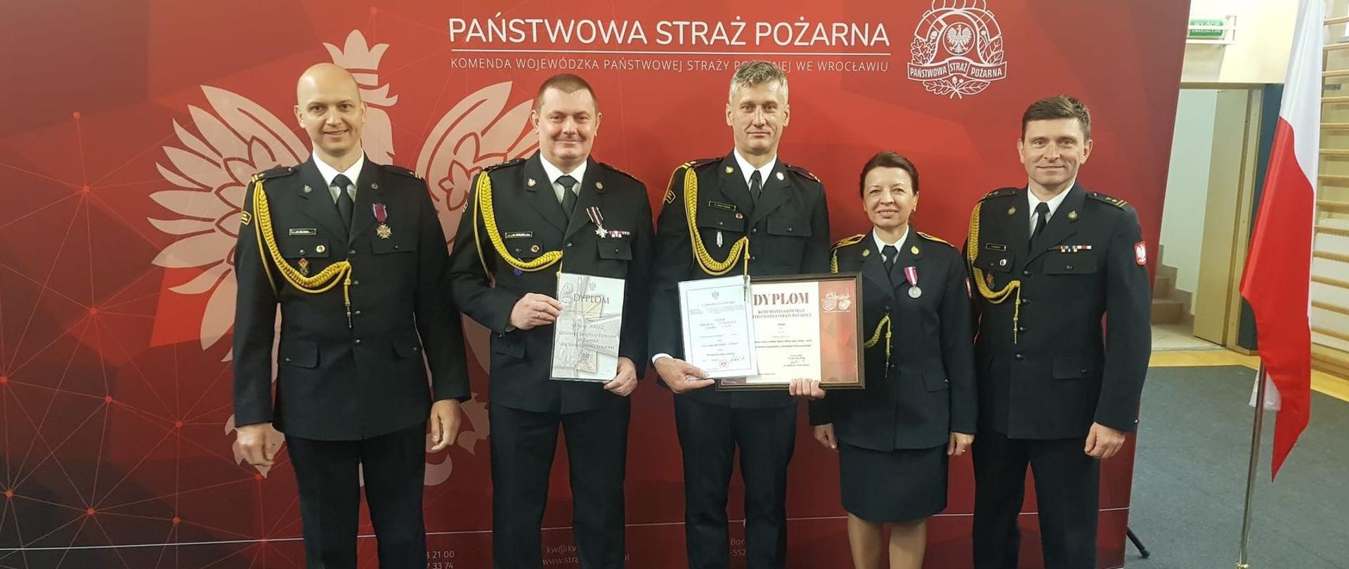 czwórka ząbkowickich funkcjonariuszy którzy w dniu dzisiejszym zostali odznaczeni, wyróżnieni oraz awansowani