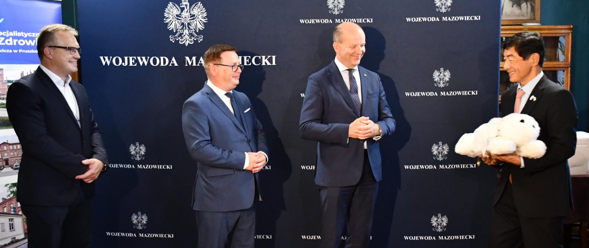 Przekazanie sprzętu terapeutycznego PARO dla pacjentów szpitala w Pruszkowie