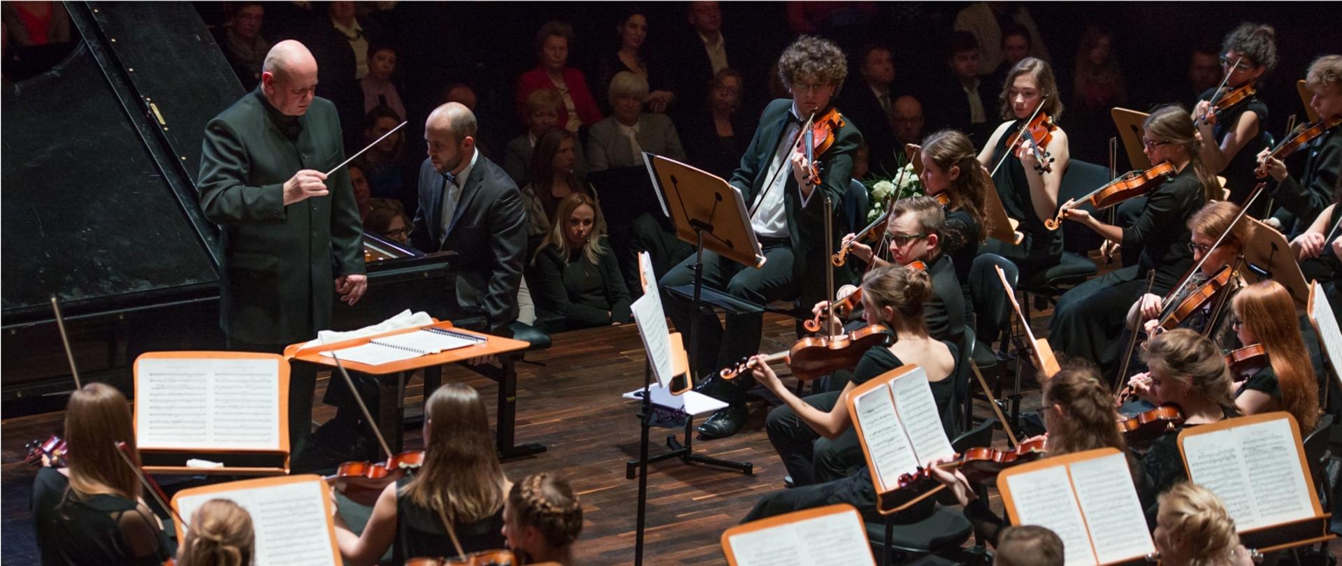 Zdjęcie przedstawia orkiestrę ZPSM grającą w filharmonii