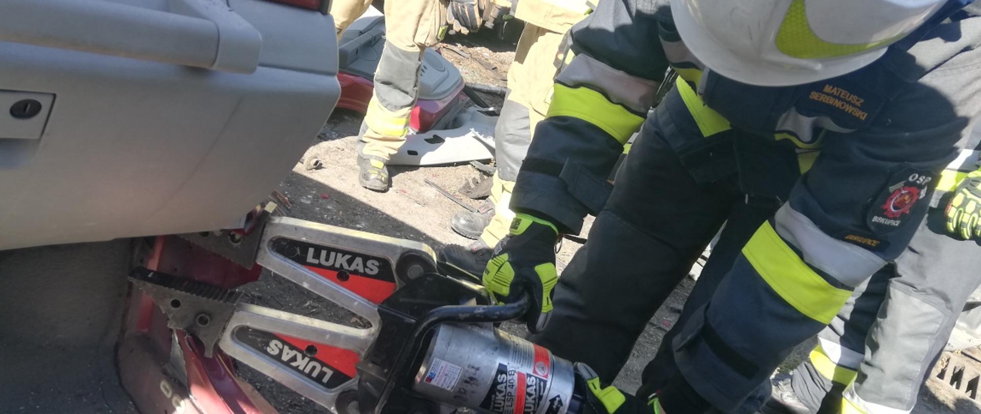 Strażak pracuje rozpieraczem ramieniowym