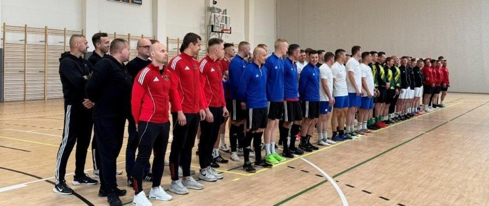 Na zdjęciu zespoły z poszczególnych komend podczas otwarcia