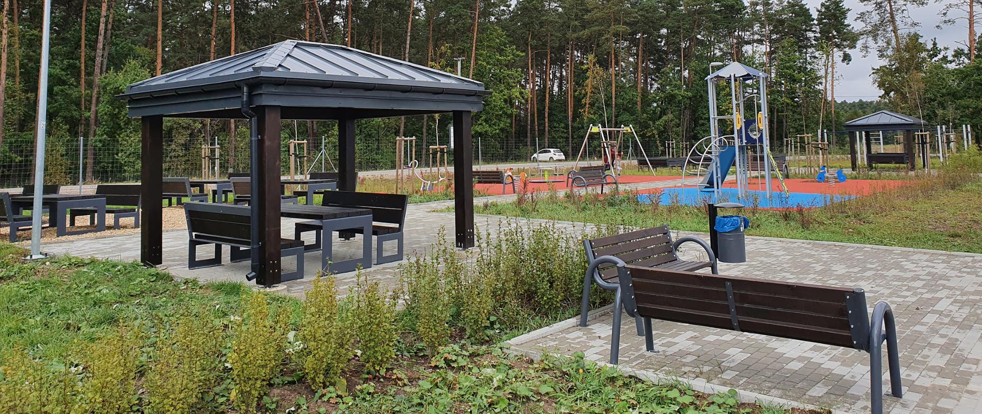 MOP - miejsce obsługi podróżnych - plac zabaw, ławki, stoliki pod zadaszeniem przy parkingu 