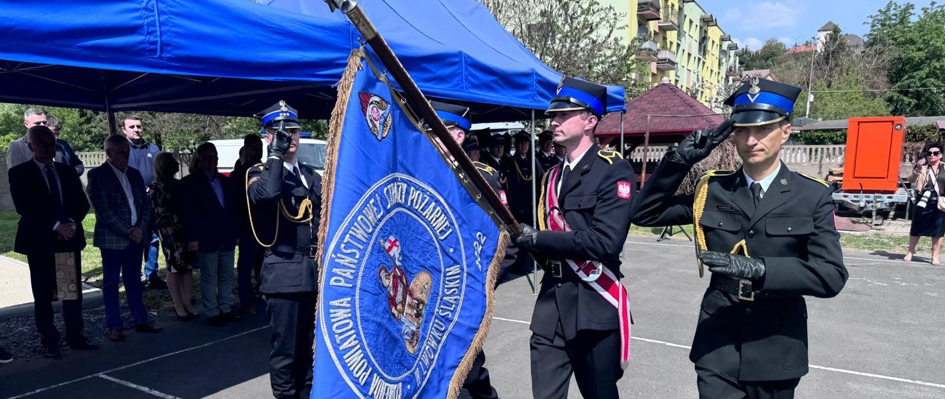 Poczet sztandarowy podczas uroczystości.