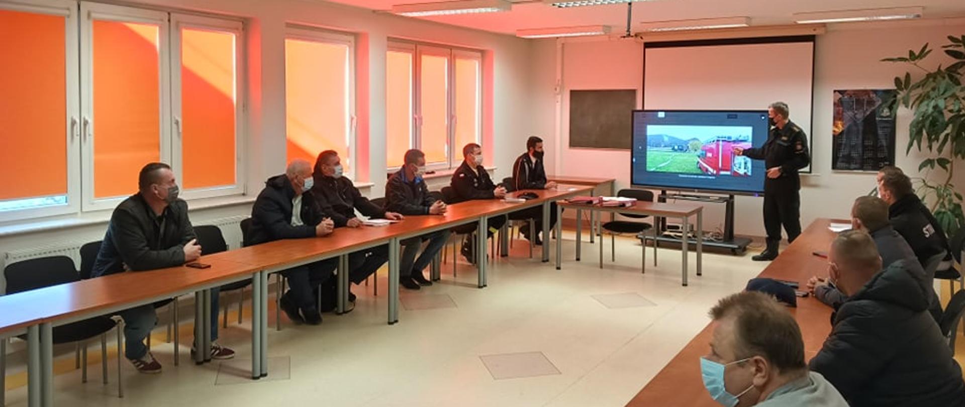 Na zdjęciu widzimy przedstawicieli Ochotniczej Straży Pożarnej podczas odprawy z dowódcą jednostki.