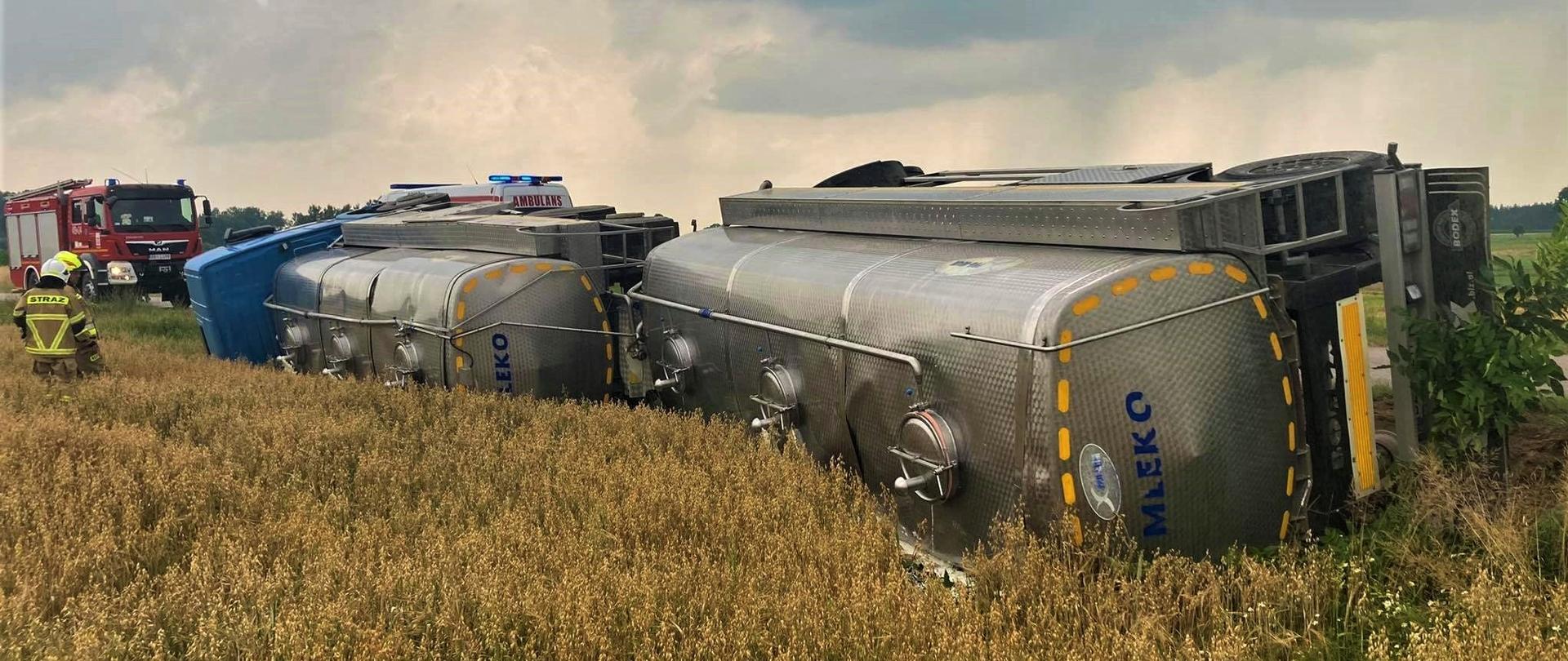 na zdjęciu widać samochód ciężarowy do przewozu mleka przewrócony na bok w zbożu