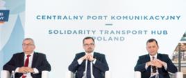 Minister infrastruktury Andrzej Adamczyk, wiceminister infrastruktury Marcin Horała oraz prezes spółki CPK Mikołaj Wild uczestniczyli w panelu dot. CPK podczas II Kongres Rozwoju Kolei