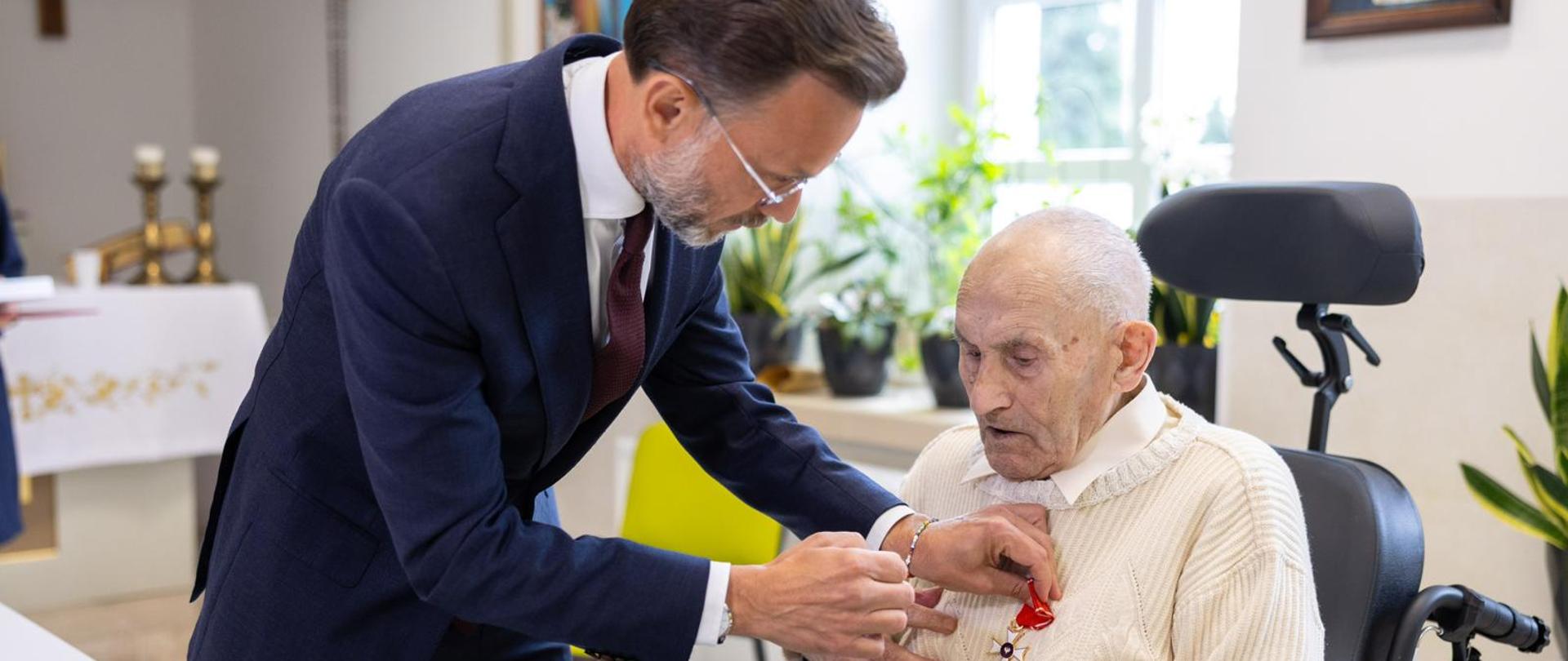 Wojewoda podlaski Jacek Brzozowski wręczył Krzyż Kawalerski Orderu Odrodzenia Polski Kazimierzowi Busmie