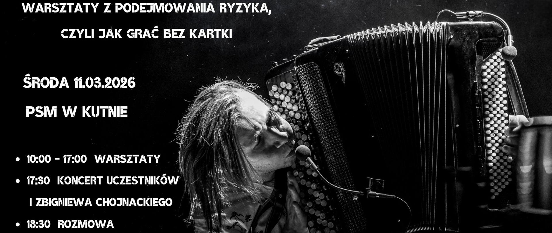 na czarnym tle białymi literami przychodzi Zbigniew i robi warsztaty z podejmowania ryzyka czyli jak grać bez kartki po prawej stronie zdjęcie artysty Zbigniewa Chojnackiego