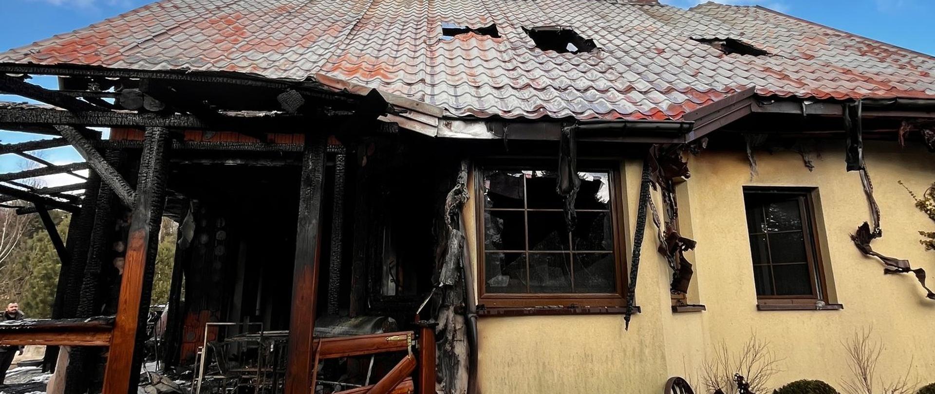 Zdjęcie przedstawia budynek jednorodzinny gdzie zapaliło się poddasze i dach.