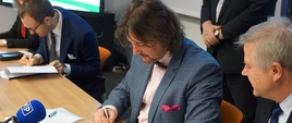 Dyrektor Generalny KOWR podpisuje umowę