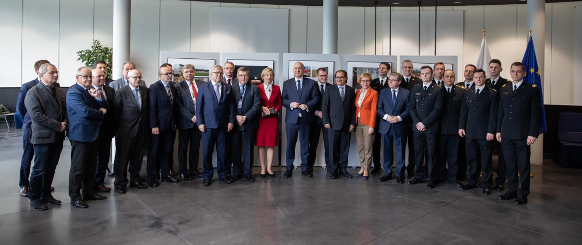 Wspólne zdjęcie gości zaproszonych na otwarcie wystawy zdjęć pt. "POLSKA SOLIDARNA W EUROPIE. Polscy strażacy w Szwecji"