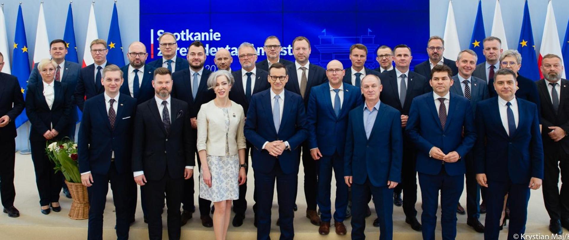 ludzie stoją i pozują do zdjęcia 