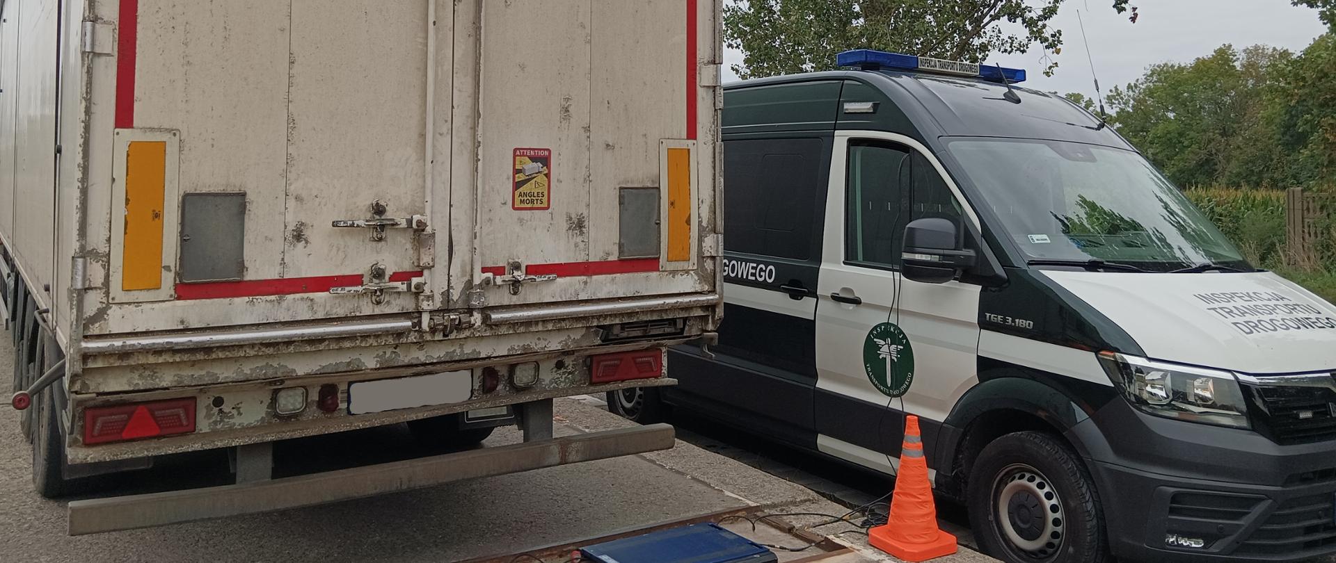 Pojazd ciężarowy z naczepą na stanowisku pomiarowym podczas ważenia.