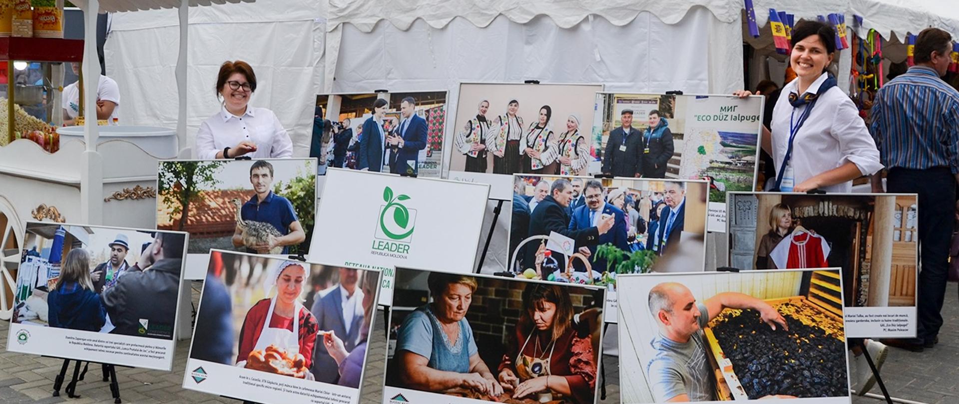 Wystawa usług nierolniczych - kilka plansz na rynku, na rynku stoją dwie uśmiechnięte kobiety