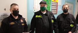 Zdjęcie przedstawia jednego funkcjonariusza KP PSP w Gołdapi oraz dwóch druhów OSP przed przystąpieniem do szczepienia przeciw COVID–19