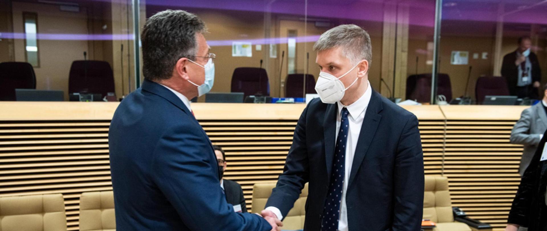 Minister of Economic Development and Technology Piotr Nowak during the Brussels meeting of the European Battery Alliance (EBA) shaking hands with European Commission Vice-President Maroš Šefčovič