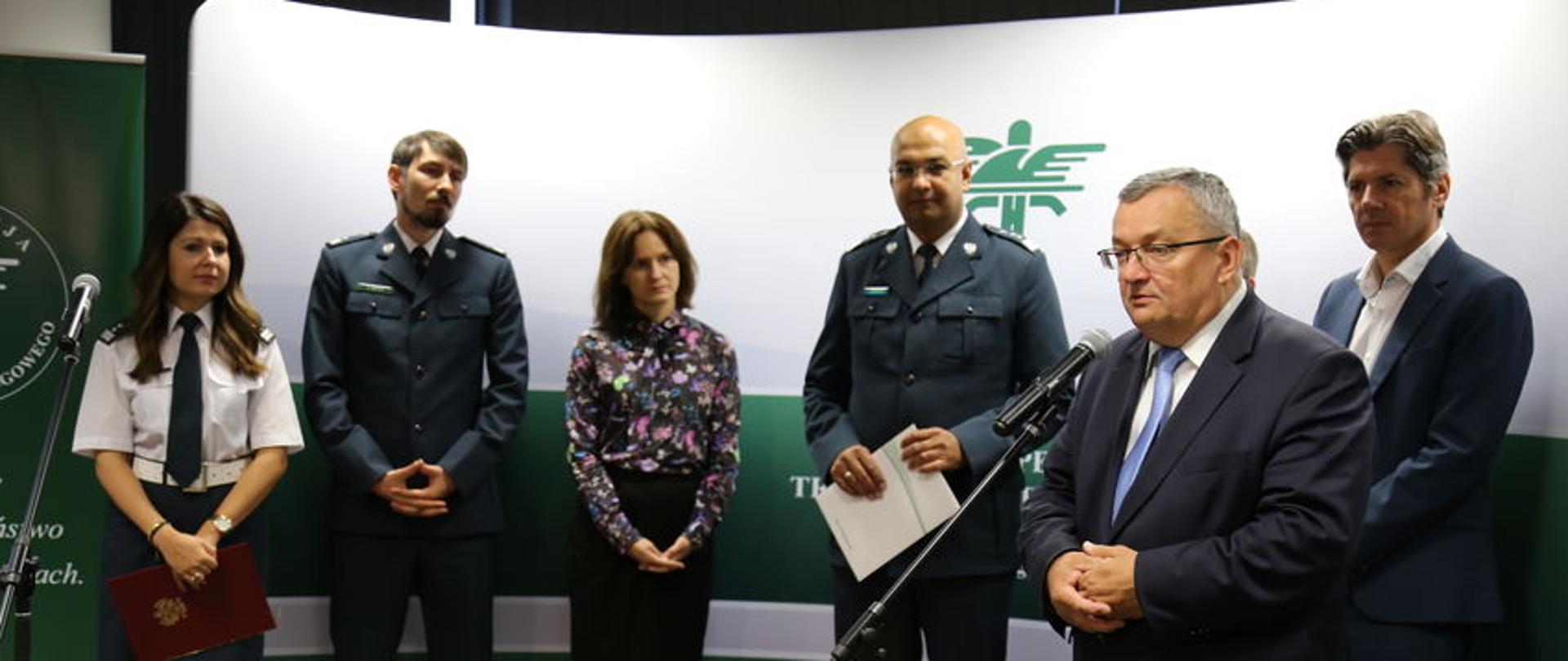 Minister A. Adamczyk uczestniczył w podpisaniu przez ITD umowy na dostawę specjalistycznych radiowozów dla tej służby.