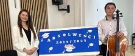 P. Patrycja Machała pozuje do zdjęcia portretowego wraz z uczniem Janem Jasińskim w tle baner absolwenci 2024/2025