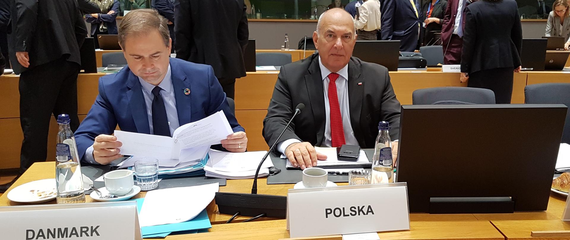 Minister Tadeusz Kościński z przedstawicielem Dani podczas posiedzenia Eurogrupy i Rady Ecofin w Brukseli