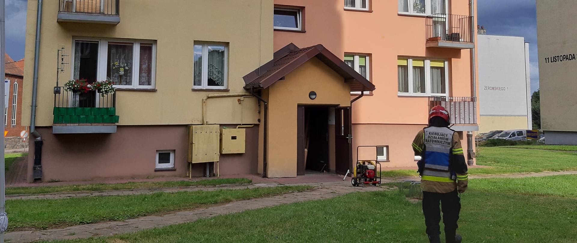 KDR idzie do bloku, w którym nastąpiło zdarzenie. 