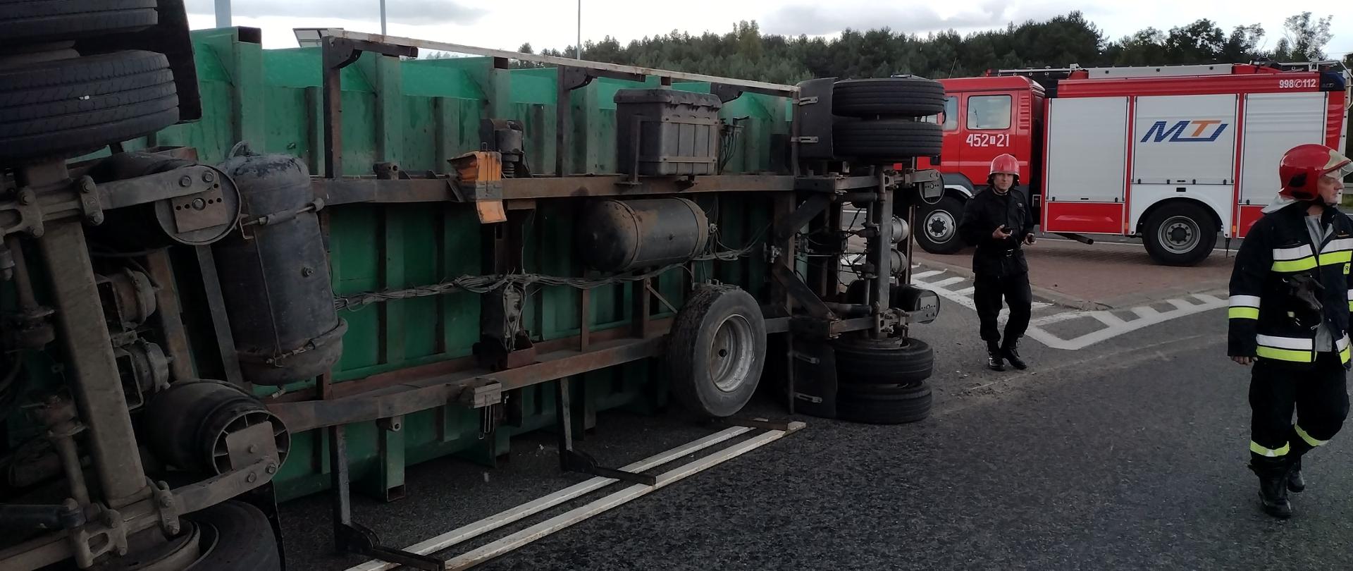 Wywrócona przyczepa samochodu ciężarowego na Drodze Krajowej Nr 9 