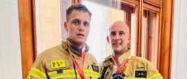 Strażacy z medalami okolicznościowymi