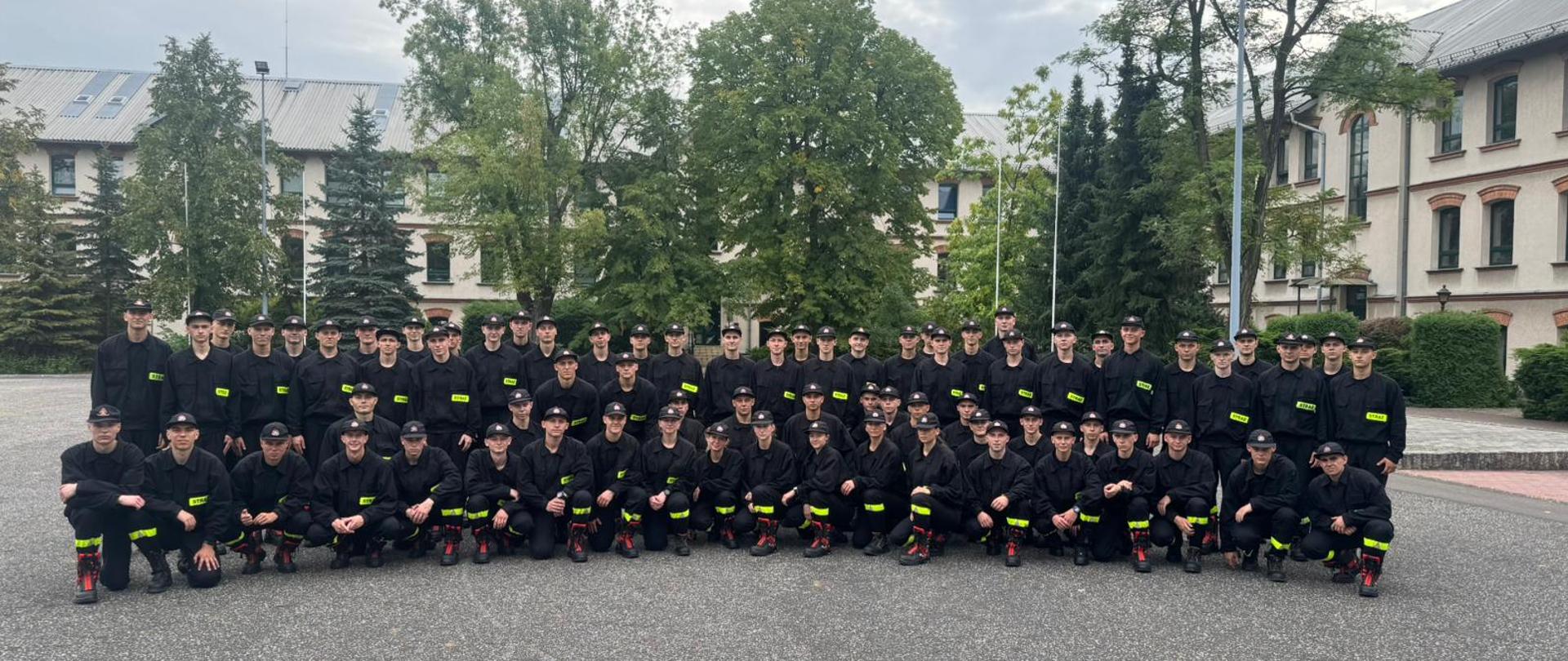 Uczestnicy szkolenia unitarnego w umundurowaniu koszarowym na pamiątkowym zdjęciu grupowym